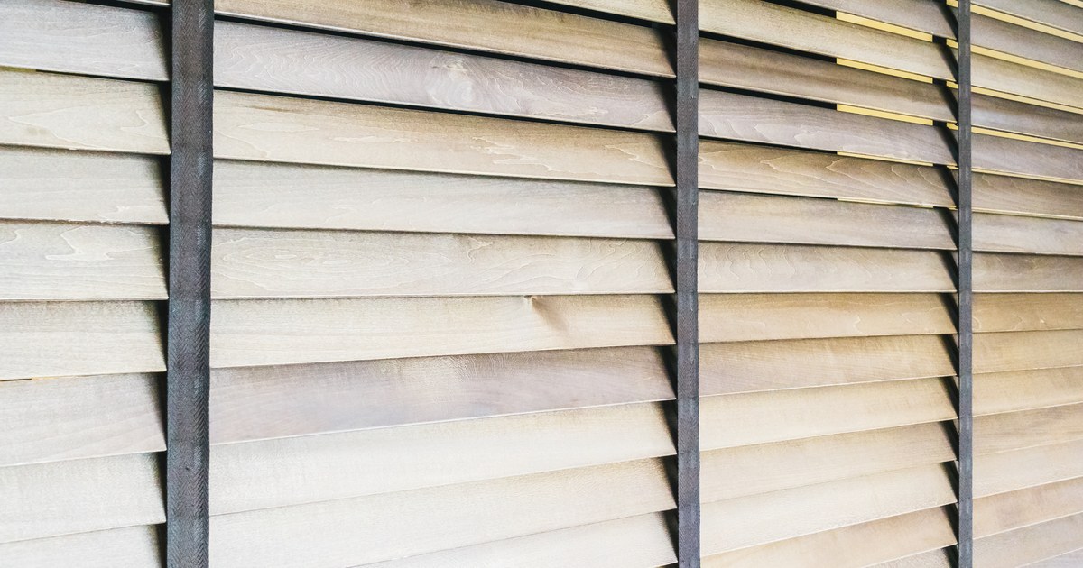 Persianas de madera con cintas decorativas instaladas en ventanal