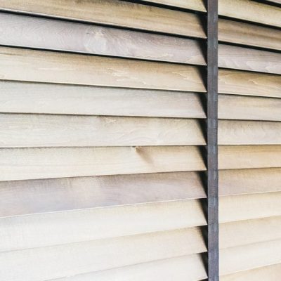 Persianas de madera con cintas decorativas instaladas en ventanal